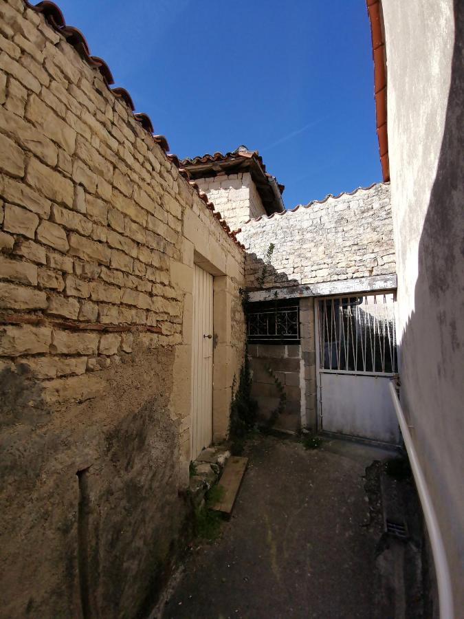 La Maison De Thomas Saint-Amant-de-Boixe 外观 照片