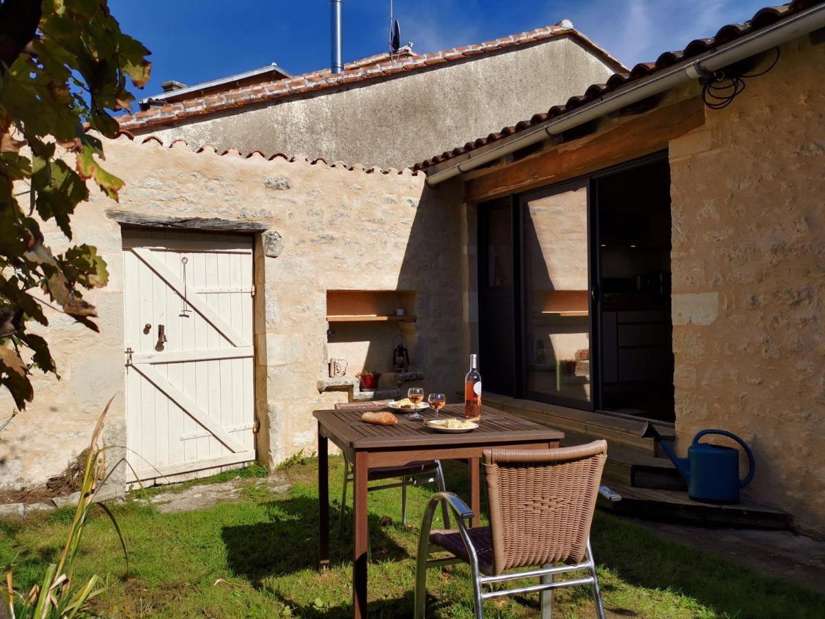 La Maison De Thomas Saint-Amant-de-Boixe 外观 照片