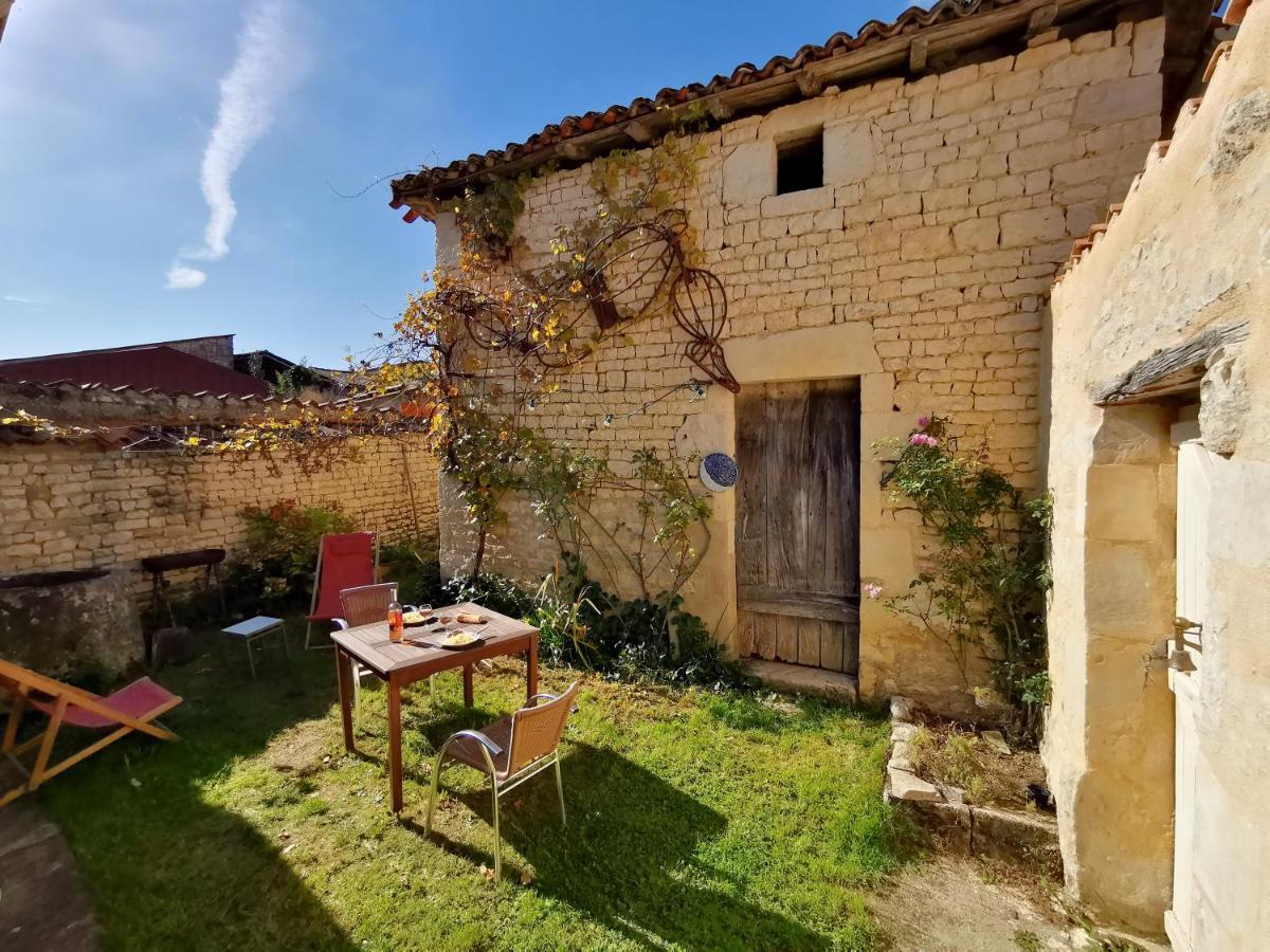La Maison De Thomas Saint-Amant-de-Boixe 外观 照片