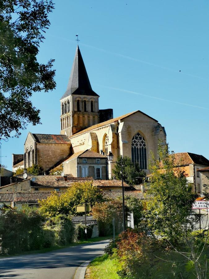 La Maison De Thomas Saint-Amant-de-Boixe 外观 照片