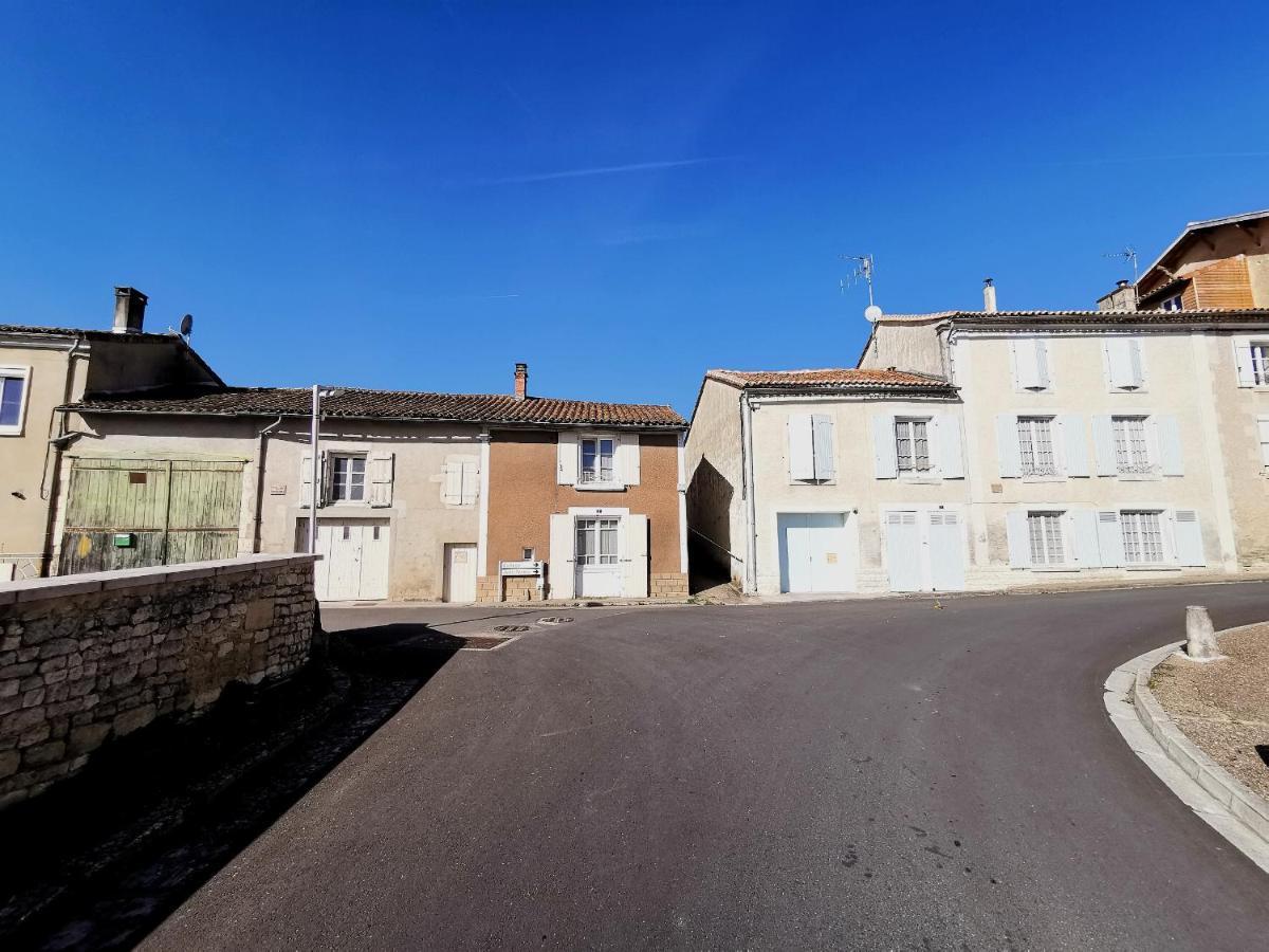 La Maison De Thomas Saint-Amant-de-Boixe 外观 照片