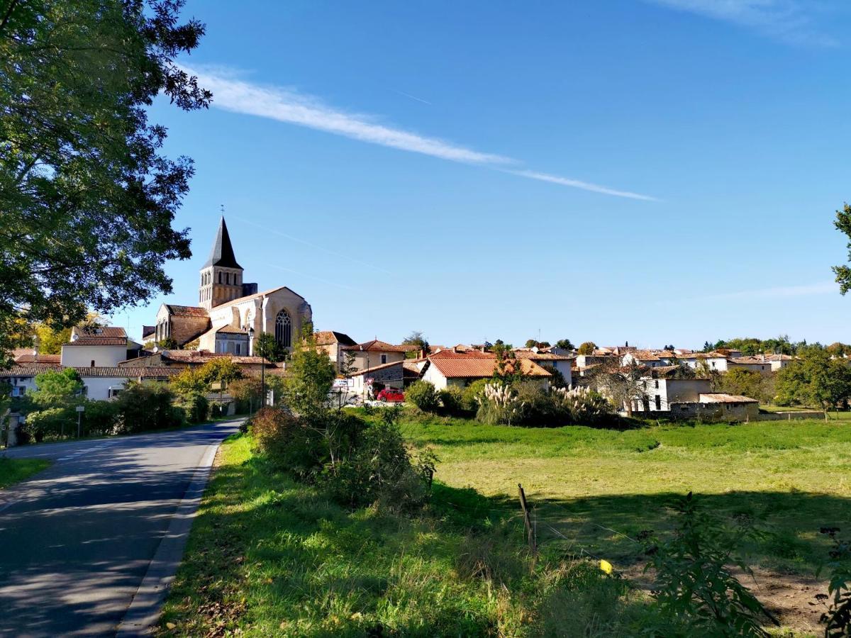 La Maison De Thomas Saint-Amant-de-Boixe 外观 照片