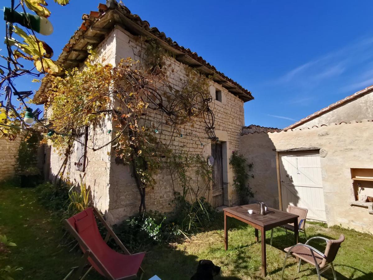 La Maison De Thomas Saint-Amant-de-Boixe 外观 照片