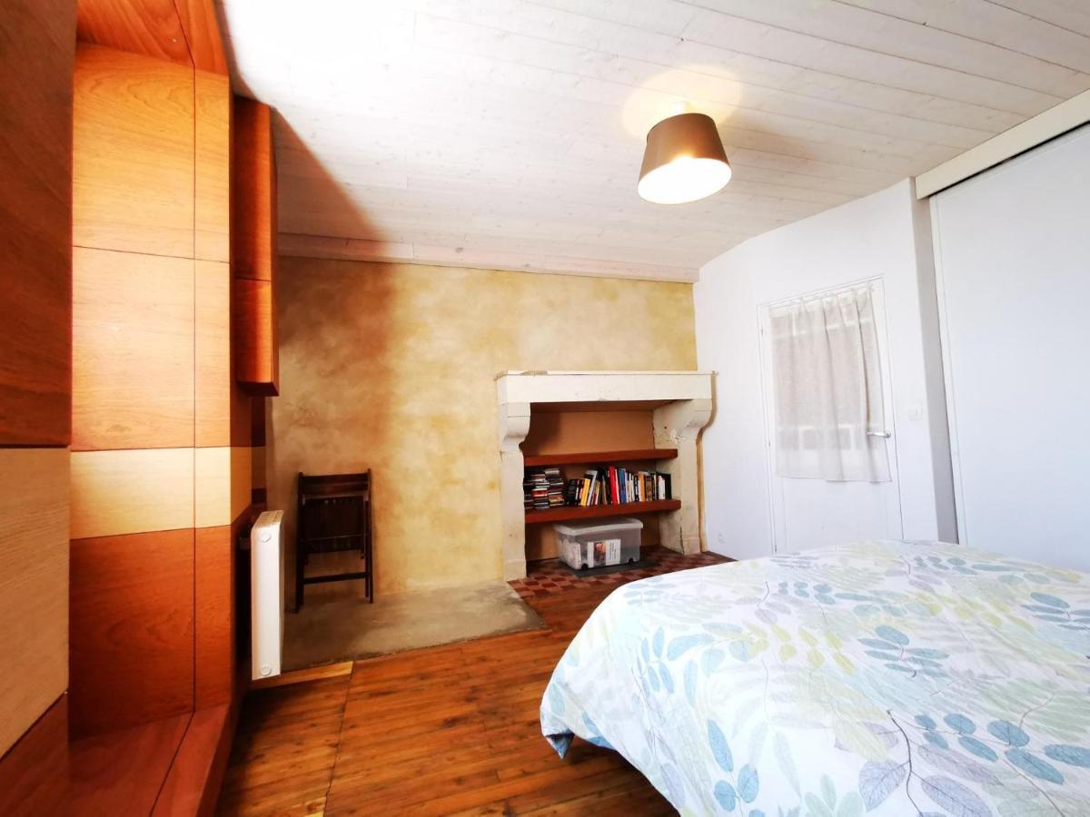 La Maison De Thomas Saint-Amant-de-Boixe 外观 照片