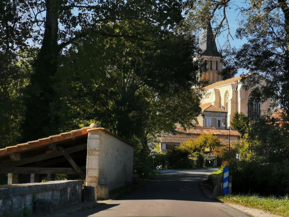La Maison De Thomas Saint-Amant-de-Boixe 外观 照片