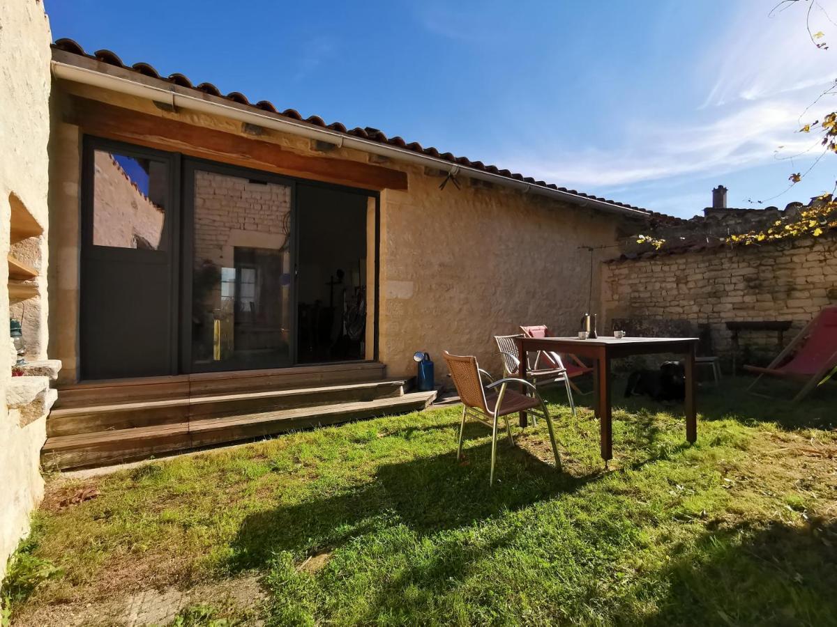 La Maison De Thomas Saint-Amant-de-Boixe 外观 照片
