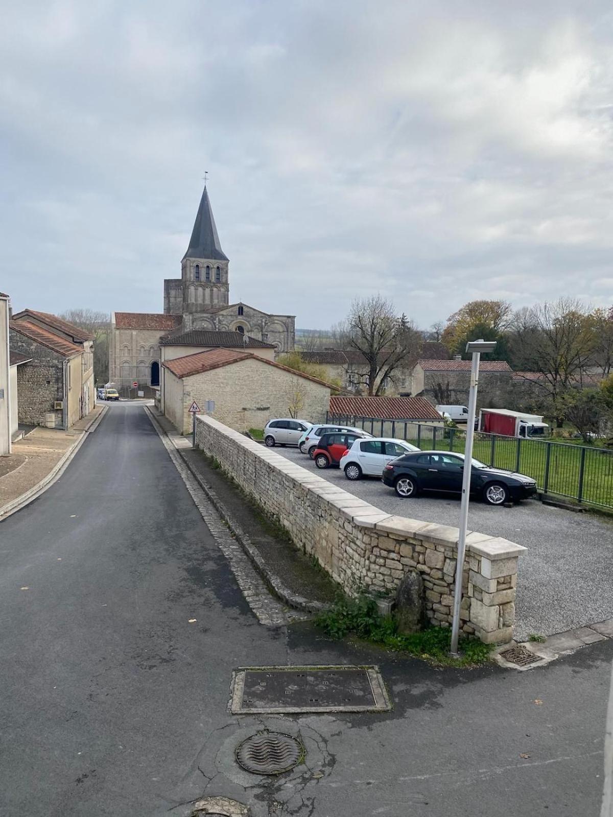 La Maison De Thomas Saint-Amant-de-Boixe 外观 照片